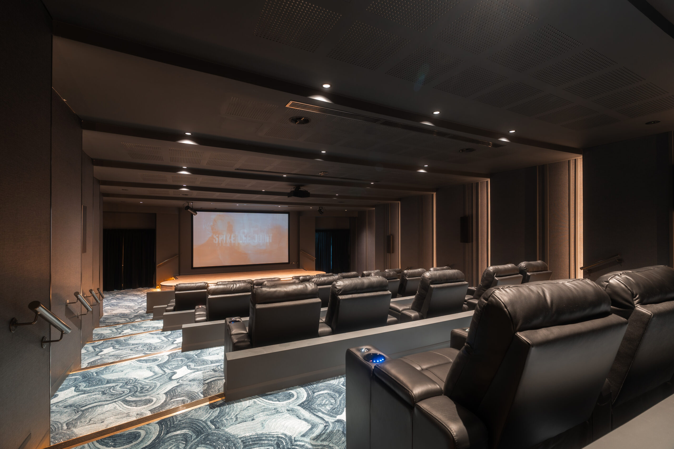 Gold class cinema nkv07593